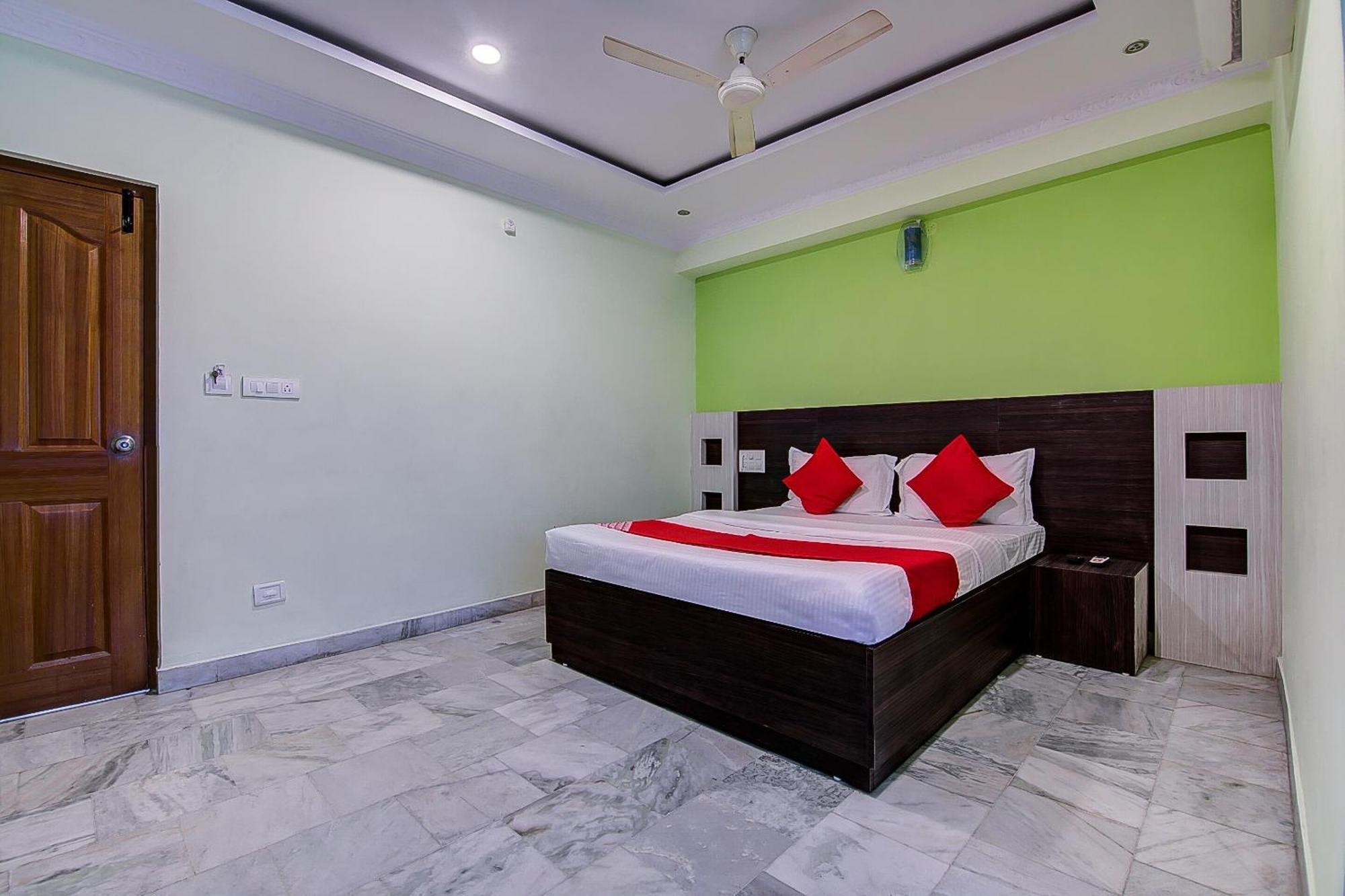 Hotel Oyo Tapasya Convention Pedda Waltair Exterior foto
